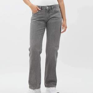 Säljer mina snygga lågmidjade jeans ifrån weekday i modellen ”arrow low straight jeans” och i färgen ”comet grey”😇Dom är slutsålda på hemsidan. Dom är i ett bra skick och är inte så använda. Köparen står för frakten:) KÖP DIREKT FÖR 450 + FRAKTEN