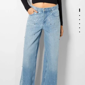 Baggy low waist jeans med strass - Baggy låg midjade jeans med strass från Bershka, strl 36. Dom är för långa på mig som är 165 därför jag säljer dom, aldrig använda