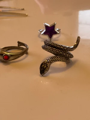 ringar sjtärna groda orm - diverse ringar! stjärnorna finns i andra färger och är i plast, de andra metall! 10 kr styck! samfraktar🥳 Största ormringen såld, grodringen såld