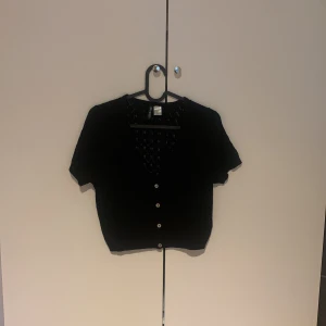 Kofta - en super fin kofta från HM divided💞 inga defekter och super fin💞 säljer pga inte så mycket användning. Köpare står för frakt 