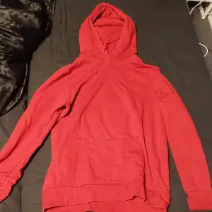 En röd hoodie jag inte har någon nytta av. Den är från Bershka och jag har andvänt den ca3 gånger. Den blir tvättad under köp. Frakt kostar 25kr