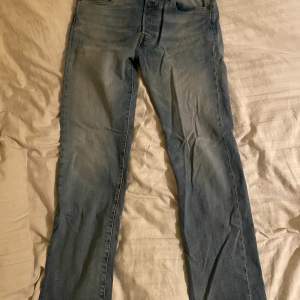 Säljer mina ljusblåa Levis Jeans Då dem inte sitter i benlängden på mig längre - Modell: 501 Levis - Storlek: W32 L32