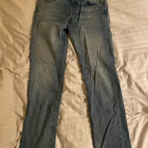 Levis 501 Jean - Säljer mina ljusblåa Levis Jeans Då dem inte sitter i benlängden på mig längre - Modell: 501 Levis - Storlek: W32 L32