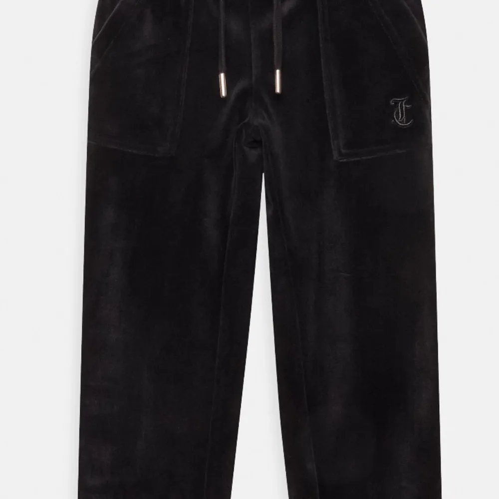 Hej säljer mitt juicy sett på grund av ingen användning köpta i somras o använda några fåtal gånger  Kan gå ner vid snabbaffär. Jeans & Byxor.