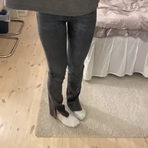Supersköna gråa jeans med slit💕 Strechigt matreal vilket gör att dom är supersköna💕 