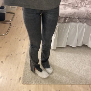 Gråa jeans med slit - Supersköna gråa jeans med slit💕 Strechigt matreal vilket gör att dom är supersköna💕 