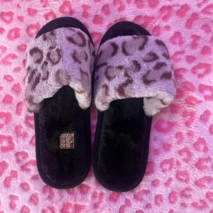 Tofflor - As coola helt nya leopardmönstrade tofflor i lila