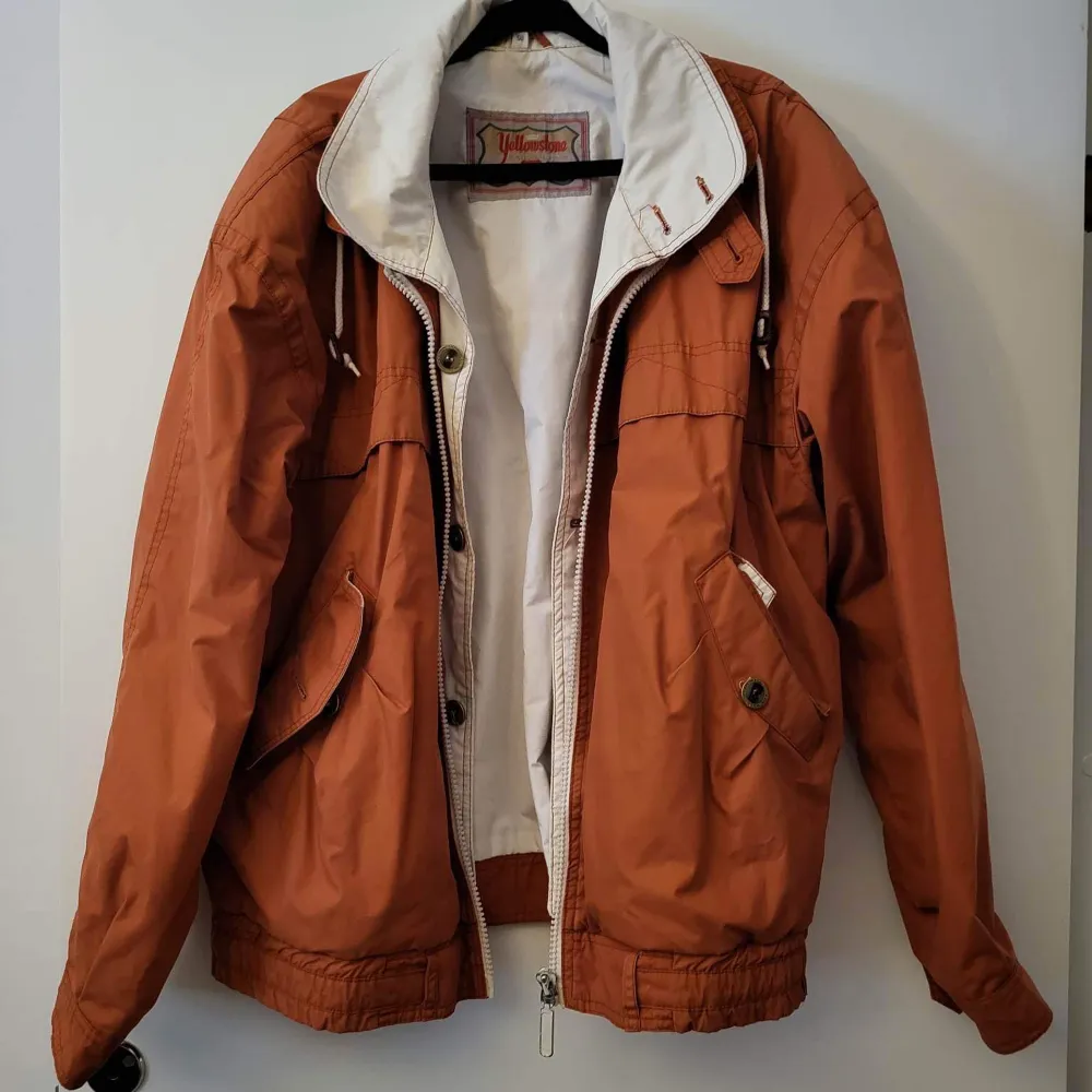 fin vintage jacka med många fickor. storlek XL. passar perfekt om man gillar oversize looks. möter ej upp, postar enbart 🌸 . Jackor.