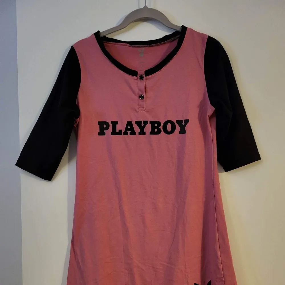 aldrig använd klänning från playboy nightware, köpt sent 2000-tal. storlek S-M. möter ej upp, postar enbart 🌸 . Klänningar.