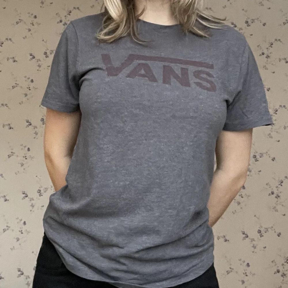 Skön t-shirt från Vans, sparsamt använd och i gott skick💕kan även fraktas, köparen står för frakt . T-shirts.
