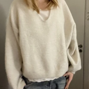 beige kofta - Säljer denna beiga kofta då den inte kommer till användning längre! Har använt den endast 1 gång. Den är i bra skick. Jag upplever inte att den sticks  (Jag har ett vitt linne på mig under som man ser som inte är en del av tröjan) 