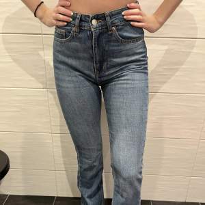 Jeans från H&M i storlek 38. De är i fint skick och är väldigt långa i benen. Frakt är inte inkluderat i priset och betalning sker via Swish. 💙
