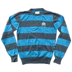 Vintage Diesel Knitted Sweater - !-50%!Snygg vintage blå/grå randig tröja från Diesel!💋 Läder logga på bröstet med en liten metallplatta! Står storlek XL antar att det är barn, skulle säga en S dam och Xs herr! Har små blåa fläckar (se sista bild), övrigt bra skick!💕