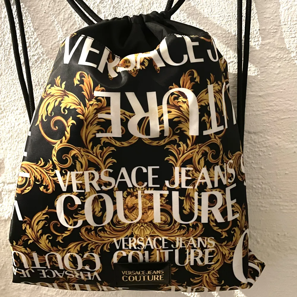 Fin bag från Versace som knappt blivit använd, och är därför i perfekt skick.   Väskan kan hämtas i centrala Malmö eller skickas, jag står för frakten! . Väskor.