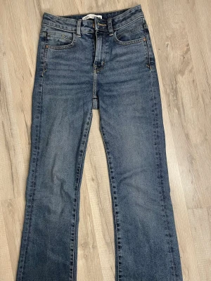 ZARA utsvängda stl 34 - Hällan till bältet på höger sista är lite trasig och avklippta längst ned. Annars ser dom helt nya ut, bara använda två gånger. Frakt står köparen för! 