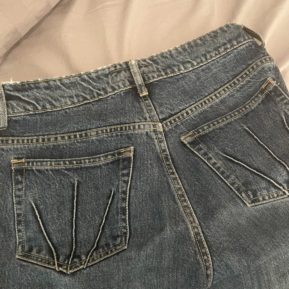 (Jag är ca 170 cm, innerbenslängden är 83 och midjemåttet är 39) Jag säljer mina älskade low waisted jeans från Tiger of Sweden i storlek W28 L34. Jeansen har tyvärr blivit för små. Använt flertal gånger men byxorna är i mycket gott skick! . Jeans & Byxor.