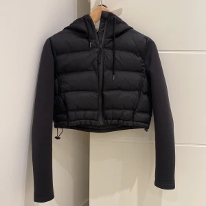 Zara jacka Xs - Nyskick, använd endast vid fåtal tillfällen. Croppad i modellen. 