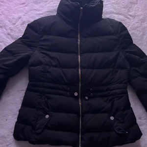 Svart Jacka Från Zara - En svart jacka med päls i insidan. Från Zara. Inte använd. Storlek M.