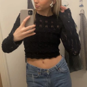 Virkad öppen tröja från zara🤍 - Säljer denna supersnygga virkade tröja/topp med öppen rygg från zara🤍i en mörblå/nästintill svart färg och finns ej kvar på zara🤍köpt i Spanien🤍i stl S<3 köpt för cirka 300kr, använd fåtal gånger