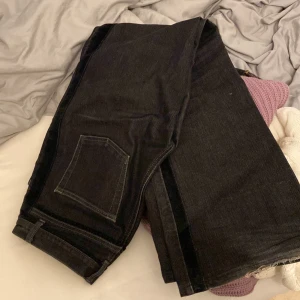 Utsvängda jeans - Hej. Säljer dessa as snygga utsvängda jeans. Köpta utomlands för länge sedan. Använt några fååå enstaka gånger. I fin skick är dom. 💞