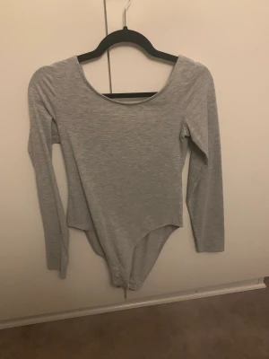 Body öppen rygg  - Body med öppen rygg, storlek M