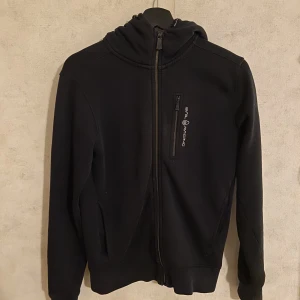 Sail racing zip  - Använd ett få tal gånger, bra kvalitet men inte min stil längre så kommer aldirg till användning. 💕💕