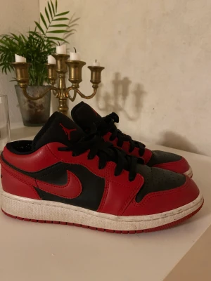 Jordan 1 low - Bra kvalitet men inte använt på väldigt länge så säljer nu! 💕