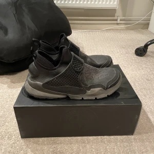 Nike X stone island  - Säljer nu ett par Nike X stone island skor som är väldigt unika. Dom är i bra skick. Skick 8/10 förutom två hål högst upp som det blir av att man använder dom men det är inget som märks eller syns.  Har box till dom. 