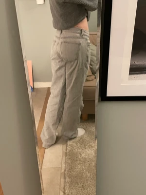 Low Rise jeans från Gina - Säljer mina Low Rise jeans ifrån fika i denna underbara ljusgråa färgen. Storlekar 38 och säljer pga för stora för mig! Köpta för 500kr. Använda en gång! Vanliga längden.❤️❤️