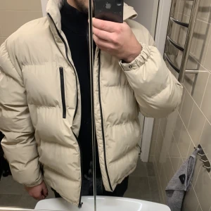 Puffer från Hm - Snygg puffer vinterjacka, storlek L. Använd men i gott skick