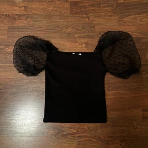 Supersöt helt ny ”tshirt” - Denna är heeelt ny, men har tyvärr ett litet hål vid armhålan efter att jag drog bort prislappen. :/  Säljer den då jag är för lat för o laga hålet. O där med priset. 