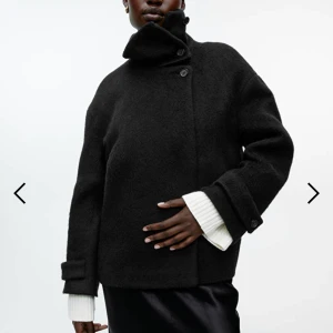 Jacka arket  - intressekoll på min jacka från arket, endast använd 1-2 gånger därav nyskick. storlek 34 men skulle säga att den kan passa en 36 också 