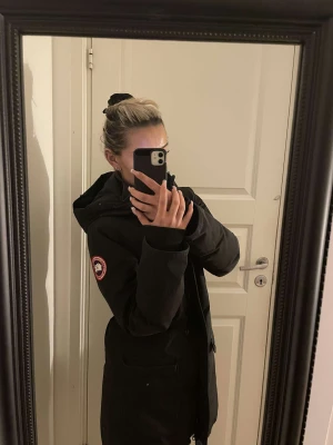 Canada goose jacka - Hej, säljer min Canada goose jacka som är i storlek S och tyvärr saknar pälsen. 