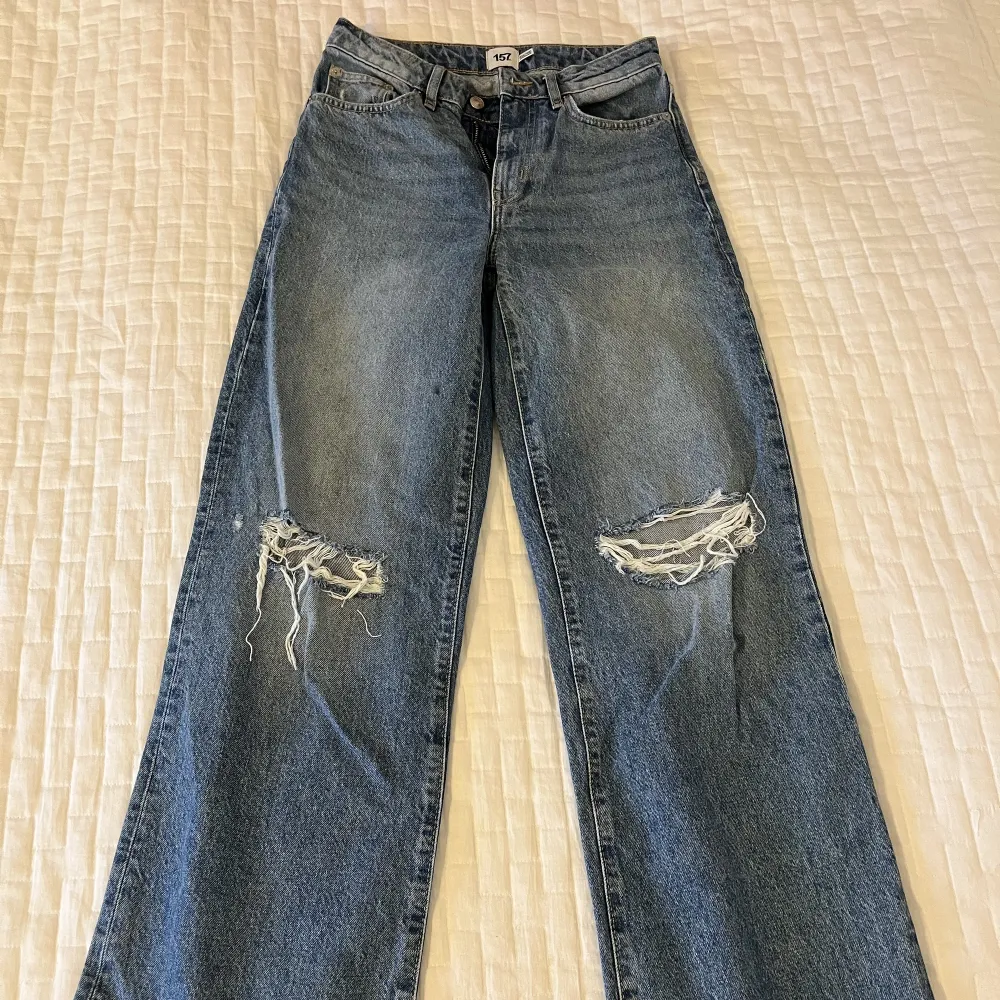 Mörkblåa utsvängda jeans från Lager 157 ☺️. Jeans & Byxor.