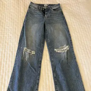 Mörkblåa utsvängda jeans från Lager 157 ☺️