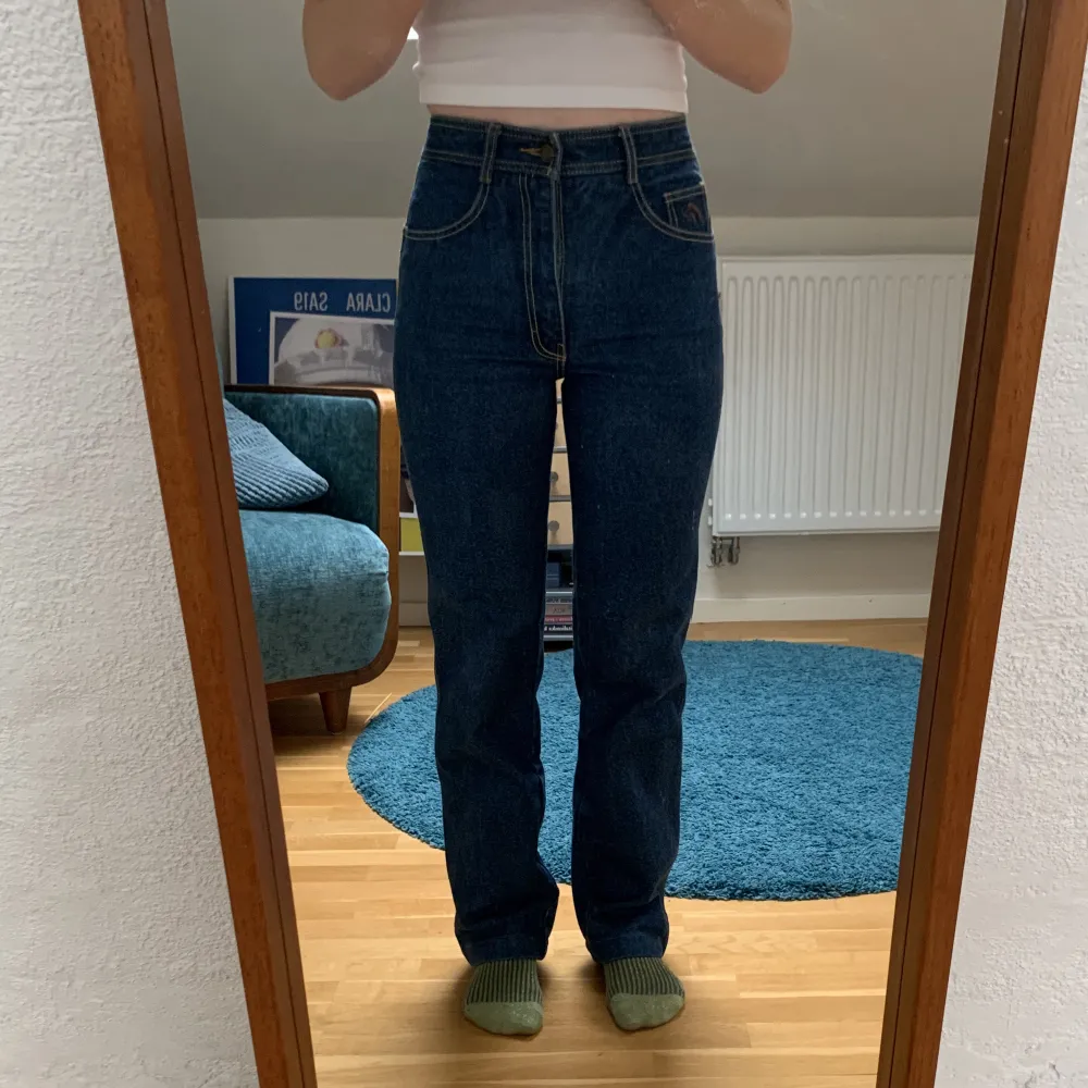 Köpta secondhand! Fin passform men tyvärr lite tighta på mig! Knappt använda så bra skick förutom en liten fläck på höger ben. Uppskattar storleken till w25!. Jeans & Byxor.