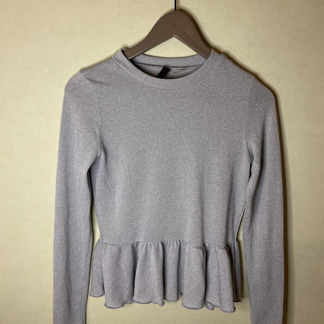 Glittrig topp, grå tröja från H&M Strl. S