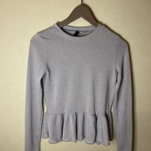 Glittrig topp, grå tröja från H&M Strl. S - Jättefin festtopp.
