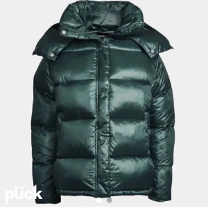 Bikbok jacka!  - Säljer denna skit mysiga stora vinterjackan från bikbok. Köpte den oanvänd på plick 2020 men har endast använt en vinter. Luvan är kvar har bara inte på den på andra bilden. Då många är intresserade kommer jag starta budgivning.