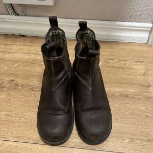 Johnny bulls vinterskor i brunt läder - Johnny bulls vinterskor (stövlar) i brunt läder i stl 38. Använda en del och därav har slitage på vissa ställen, nypris 3600 kr. Vid snabb affär kan pris sänkas