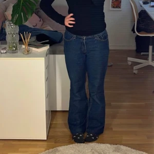 Levis 517 Boot Cut Slim Fit - Säljer mina low waist baggy jeans från Levis som jag själv köpte secondhand! Osäker på stolek men det står stolek S. 😻💕😺😍 