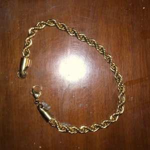 Cordell armband - Gulddoppad armlänk cordell  Bra skicka osäker på omkrets men skulle gissa den passar dom flesta d finns 2 länkar i den som e helt i 12k guld resten e doppade i 18k