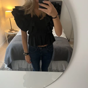 Blus med volang - Säljer min så snygga volangtopp! Väldigt fin passform och lika fin till både jeans som kjol🥰🥰använd vid ett tillfälle!