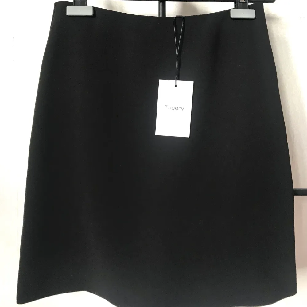 En lyxig kjol från Theory, helt ny, storlek 0 passar 34/36 Totallängd 48cm. Toppkvalitet  Nypris 3.499kr. Kjolar.