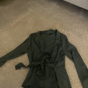 Skjorta med knyte - Grön skjorta med knyte i midjan från Gina tricot i storlek 34