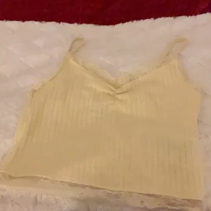 Gult linne  - Fint basic gult linne (mer gult irl än på bilden) säljer pga att det ej kommer till användning, använt fåtal gånger XS men passar S också.