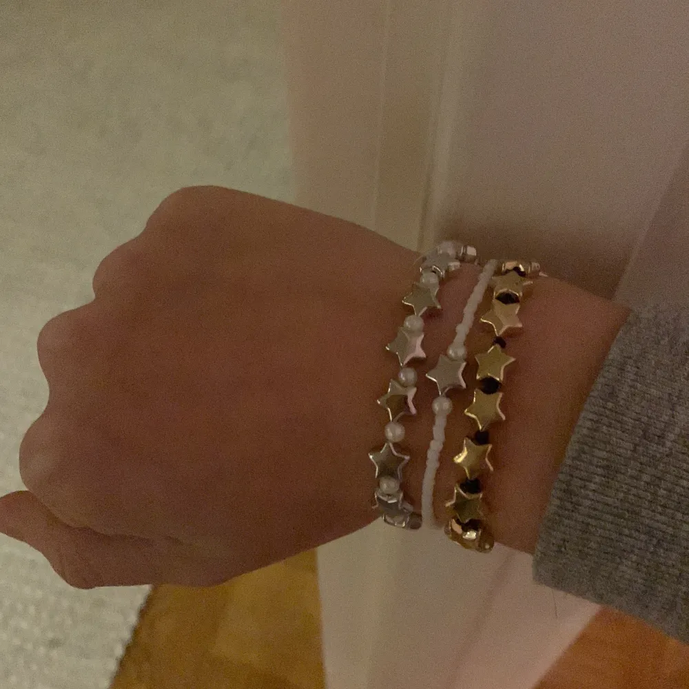 Super fina armband som jag gjort själv❤️ 1 för 16kr❤️ 2 för 30kr❤️ 3 för 45kr❤️. Accessoarer.