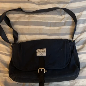 Väska - Väska som inte kommer till användning, de flesta skoladatorer passar i den 😊