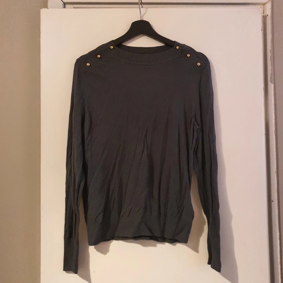 Tunnstickad mossgrön tröja