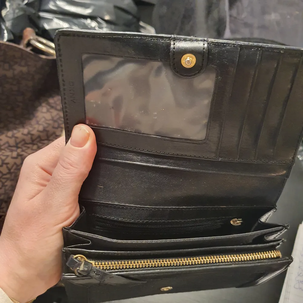 Svart plånbok, DKNY, äkta, några år på nacken men i bra skick.. Väskor.